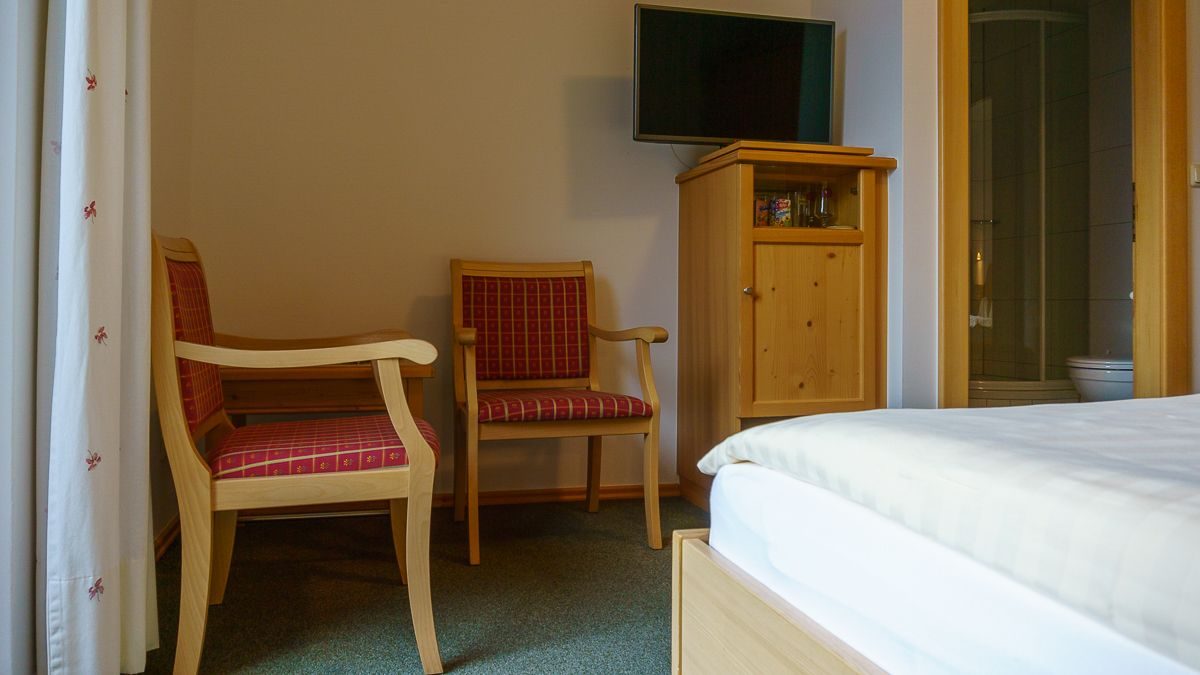 Zimmeransicht, zweite Perspektive – Doppel-/Einzelzimmer mit Balkon, Pension Wanderruh in Grünau im Almtal