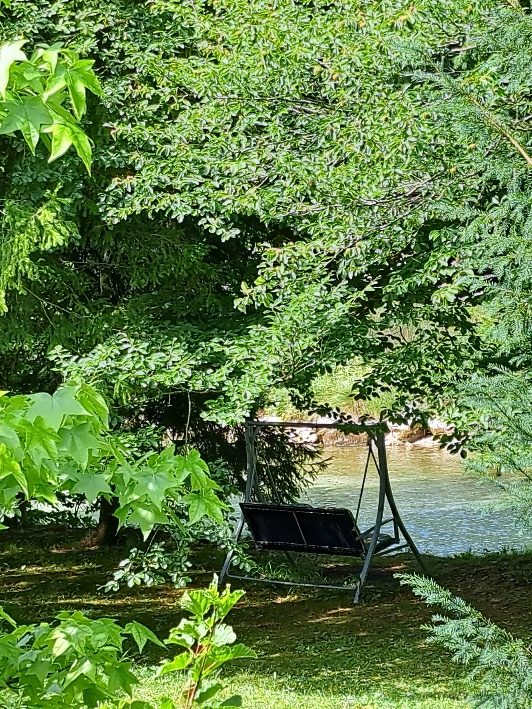Schaukel im Garten direkt am Almfluss