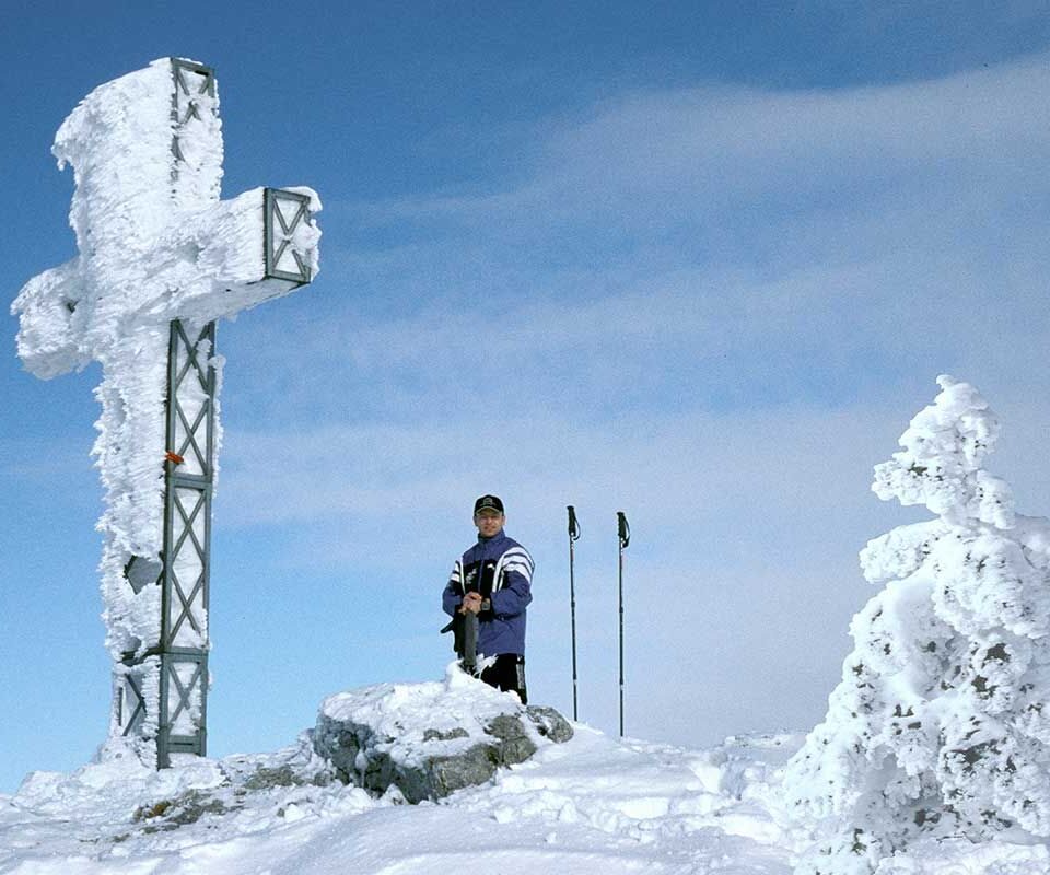 Kasberg-Gipfelkreuz frisch eingeschneit